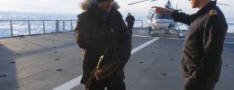 Veterinær Rolf Arne Ølberg tas i mot av Eirik Ytrøy, Shipborne Air Controller (SAC) om bord. SAC sørger for at samspillet mellom fartøy og helikopter fungerer.  