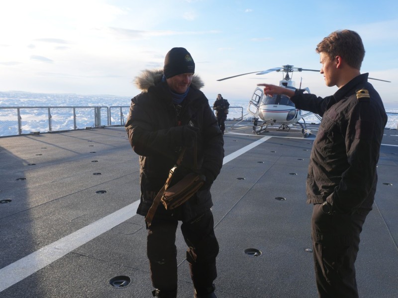 Veterinær Rolf Arne Ølberg tas i mot av Eirik Ytrøy, Shipborne Air Controller (SAC) om bord. SAC sørger for at samspillet mellom fartøy og helikopter fungerer.  