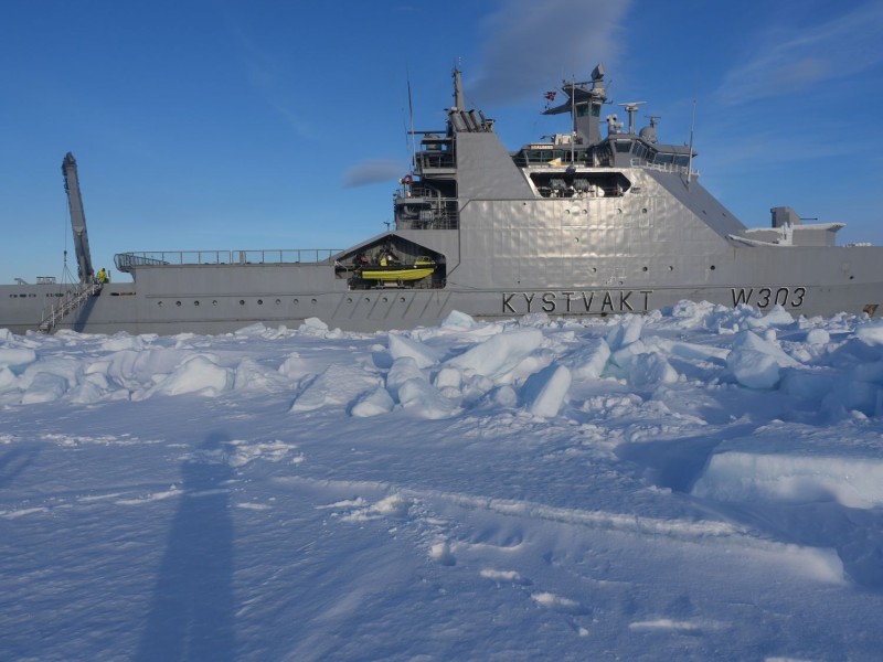 KV Svalbard har ankret opp i isen.