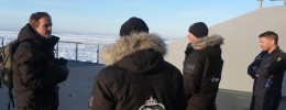 Isbjørnforskerne fra Norsk Polarinstitutt (f.v.) Jon Aars, Magnus Andersen og veterinær Rolf Arne Ølberg har vært med KV Svalbard på isbjørntokt årlig i 10-12 år. Helt til høyre står SAC. 