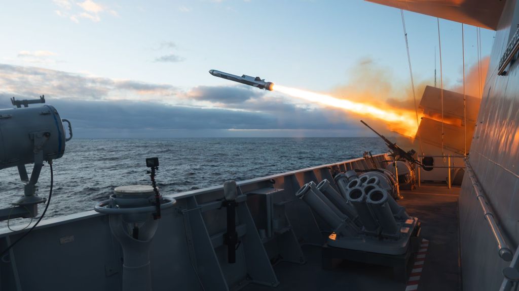 KNM Thor Heyerdahl avfyrer Naval Strike Missile (NSM) under øvinga Ægir 25 i september 2025. Foto: Johnny Larsen / Forsvaret