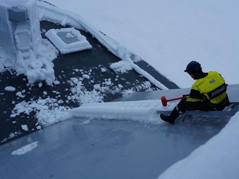 Det har vært en litt slitsom natt og dag med høy sjø og mye bevegelse i båten. Saltvannet har frosset til is på farkosten, og må fjernes.   