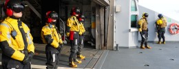 Helikopteroperasjoner krever tett samspill og koordinering mellom personell på broen, helikopterdekket og helikopteret. På flydekket står flydekksmannskap, flydekksassistenter og flydekksoperatøren klare for en ny helikopteroperasjon for å lete etter isbjørn. For besetningen er oppdragene med isbjørnforskerne en unik treningsarena.    