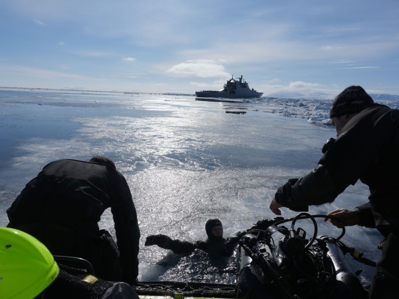 Det er viktig å vedlikeholde dykkerkompetansen i arktiske farvann og under ekstreme temperaturer. Operasjoner i iskaldt vann krever spesielle teknikker og utstyr, i tillegg vissheten om at det er isbjørn i området som krever ekstra årvåkenhet. 