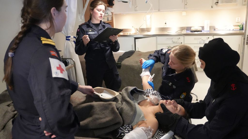 Det gjennomføres daglige øvelser gjennom hele toktet. Her er det saniteten som har fått inn en skadd person etter en brann- og redningsøvelse, med en menig som frivillig markør. Sanitetspersonellet får trent på det de har lært, og vernepliktig lege følger med. 