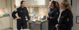 (f.v) Vernepliktig lege, Ine Hagenes, MEDOC Frøya Garmo og ny MEDOC som skal ta over arbeidsoppgavene. Her fra sykestua på KV Svalbard.  