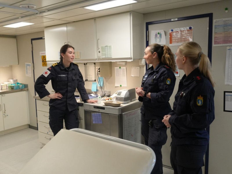 (f.v) Vernepliktig lege, Ine Hagenes, MEDOC Frøya Garmo og ny MEDOC som skal ta over arbeidsoppgavene. Her fra sykestua på KV Svalbard.  