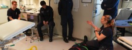 På sykestua får sanitetspersonell undervisning av MEDOC i bruken av ulikt sanitetsmateriell. Her med en frivillig markør på båren. Ved en en ekte hendelse må alle rutiner være godt innarbeidet.