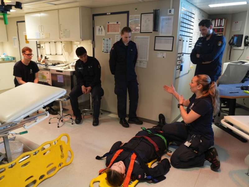 På sykestua får sanitetspersonell undervisning av MEDOC i bruken av ulikt sanitetsmateriell. Her med en frivillig markør på båren. Ved en en ekte hendelse må alle rutiner være godt innarbeidet.