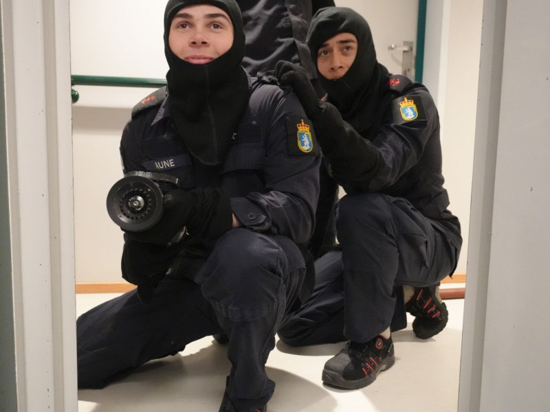 Det arrangeres øvelser som er så ekte som mulig under toktet. Her fra en brann- og redningsøvelse på KV Svalbard.