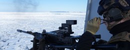 Det gjennomføres ulike skyteøvelser under toktet. Her skytes det med maskingevær utover isen, mange nautiske mil fra land.   