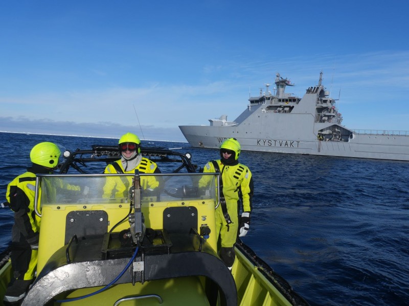 Sjøbjørn heises ned fra KV Svalbard nå mannskap skal ned på vannet eller isen. 