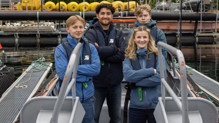Fire personer ombord på en båt