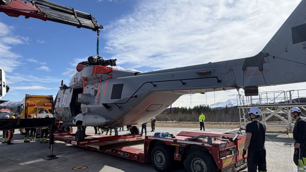 Helikopter klargjøres for transport fra Bardufoss. Foto: Forsvarsmateriell