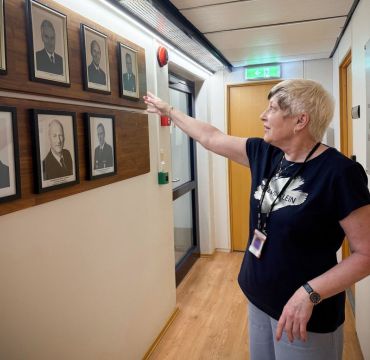 Gjennom sine 58 år på Haakonsvern har Eva Rosenberg hatt 17 toppledere, som i dag henger i glass og ramme hos Forsvarsmateriell maritime kapasiteter. Foto: Forsvarsmateriell