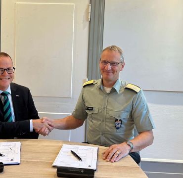Administrerende direktør Vegard Sande i Nammo Raufoss og investeringsdirektør i Forsvarsmateriell Øyvind Kvalvik.