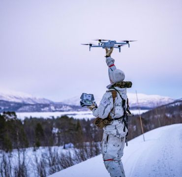 Porsanger bataljon flyr Skydio X10D drone. Foto: Nikolai Holand Mathisen / Forsvaret