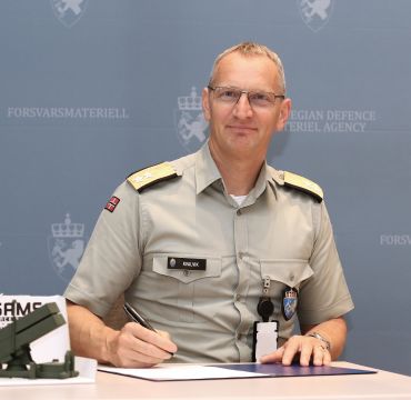 Generalmajor Øyvind Johan Kvalvik, assisterende direktør i Forsvarsmateriell, signerte onsdag 2. juli avtalen som sørger for at Danmark får leie NASAMS fra Norge.  Foto: Forsvarsmateriell