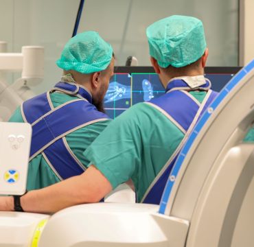 Her får ukrainsk helsepersonell opplæring fra norsk helsepersonell på Radiumhospitalet i et avansert røntgenapparat som skal doneres til rehabiliteringssykehuset for skadede soldater i Ukraina.  Foto: Håkon Haugen / Forsvaret