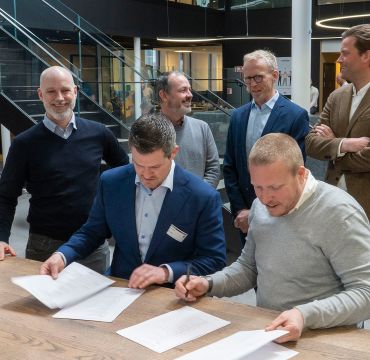 Foran fra venstre sittende: Håkon Eyde Kjuus, senioringeniør i Forsvarsmateriell og Eivind Helgaker, administrerende direktør i Ice. Bak fra venstre: Hans Heggenhaugen, direktør for Ice Bedrift, Stian Krydesby, sjef for produkt og tjenester i Ice Bedrift, Roger Aarmo, sjefingeniør i Forsvarsmateriell og Casper Rønning Molthe, kontraktsansvarlig i Forsvarsmateriell.
