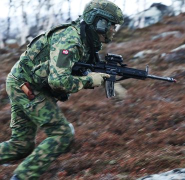 Soldat fra Jegerbataljonen GSV (Garnisonen i Sør-Varanger)
med den nye Nordic Combat Uniform på seg. Foto: Torbjørn Kjosvold / Forsvaret