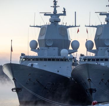 Fregattene KNM Roald Amundsen og KNM Otto Sverdrup ligger til kai en kald vintermorgen på Haakonsvern
Orglostasjon. Foto: Henrik S. Andersen / Forsvaret