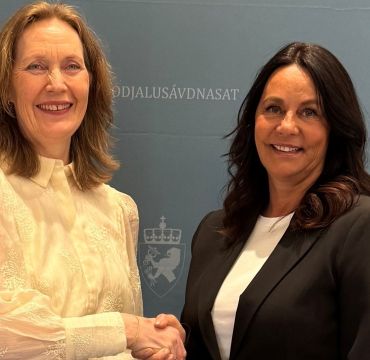 Gro Jære, direktør i Forsvarsmateriell og Birgitte Engebretsen, administrerende direktør i Telenor Norge. Foto: Forsvarsmateriell