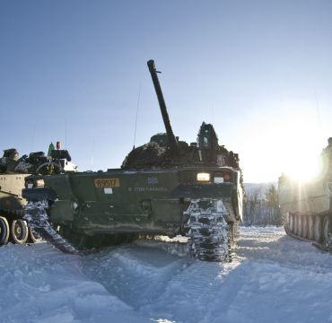 Oppgraderingen av CV90-vognene gjør at vognene kan gi raskere informasjon til andre våpensystemer, som stridsvogn og artilleri. Foto: Adrian Lombard / Forsvaret