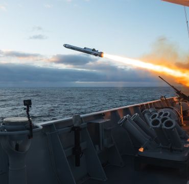 KNM Thor Heyerdahl avfyrer Naval Strike Missile (NSM) under øvinga Ægir 25 i september 2025. Foto: Johnny Larsen / Forsvaret