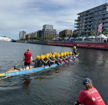Forsvarsmateriell, TKMS og BAAINBw padler sammen i den årlige Dragebåt-festivalen. Foto: Forsvarsmateriell 
