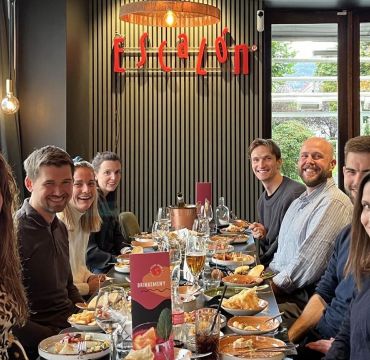 Å bygge sosiale relasjoner er noe av hensikten med Ung i Forsvarsmateriell. Her fra en middag på restauranten Escalon i Bergen.  Lengst til høyre i bildet ser vi Adriaan Verbeeten, leder av foreningen Ung i Maritime kapasiteter (Markap) på Haakonsvern. Foto: Forsvarsmateriell