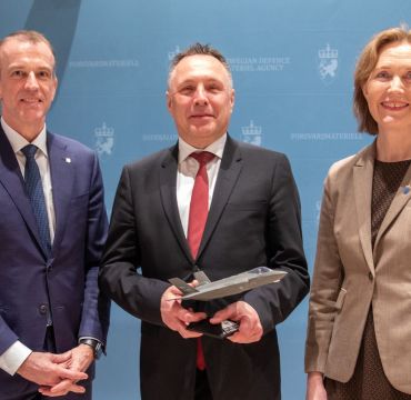 Vi har i dag signert en langsiktig vedlikeholdsavtale med Kongsberg Aviation Maintenance Services (KAMS) om etableringen av en ny vedlikeholdsfasilitet for F-35 på Rygge flystasjon. Fra venstre: Eirik Lie, administrerende direktør Konsgberg Defence & Aerospace,  forsvarsminister Tore O. Sandvik og Gro Jære, direktør i Forsvarsmateriell. Foto: Synne Kvam / Forsvarsdepartementet