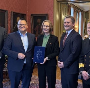 Fra venstre: Materielldirektør  i Forsvarsdepartementet Rolf Kjos, CEO TKMS Oliver Burkhard, direktør Forsvarsmateriell Gro Jære, CFO TKMS Paul Glaser og sjef Sjøforsvaret kontreadmiral Oliver Berdal. Foto: Forsvarsmateriell