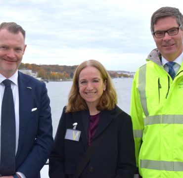 Ambassadør, Laila Stenseng, fikk omvisning på verftet TKMS i Kiel, hvor Norges nye ubåter bygges. (f.v.) Prosjektleder nye ubåter 212CD i Forsvarsmateriell, Aage Oscar Langeland, ambassadør Laila Stenseng og Dr. Krake, Head of Program Management 212CD i TKMS.  Foto: TKMS