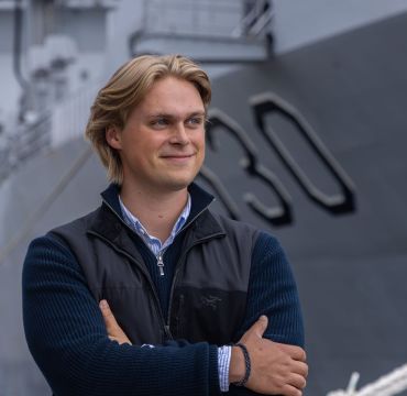 Erik foran KNM Maud, Marinens logistikkfartøy. Foto: Kasper Winsnes, Sjøforsvaret