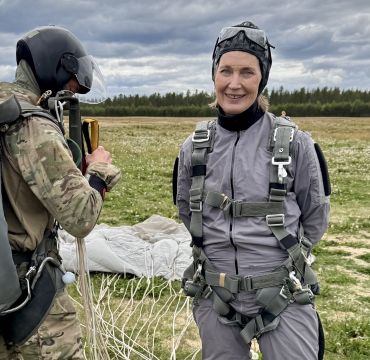 Gro Jære var også med på et fallskjermhopp fra et Bell 412. Foto: Forsvarsmateriell