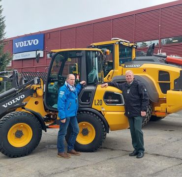 Salgssjef Jarle Bjørløw fra Volvo Maskin AS til venstre og faggruppeleder Frank Schjølberg i Forsvarsmateriell til høyre.
