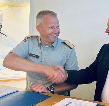 Tomas Beck, sjef Landkapasiteter i Forsvarsmateriell og  Vidar Ulveraker, prosjektlederi Kongsberg Defence & Aerospace.