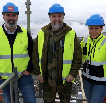 Embret Øverby (f.v) i Forsvarsmateriell, Morten Kongsgaard i Luftforsvaret og Ylva Sneve i Forsvarsbygg på det nye radaranlegget på Hestgrovheia i Trøndelag. Foto: Forsvarsmateriell