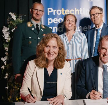 Foran: Direktør Forsvarsmateriell Gro Jære og administrerende direktør i KDA Eirik Lie. 
Bak: Investeringsdirektør i Forsvarsmateriell generalmajor Øyvind Kvalvik, statssekretær i Forsvarsdepartementet Anne Marie Aanerud og styreleder i Kongsberg Gruppen ASA Eivind Reiten. 