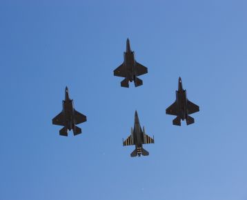 Overflyging med tre F-35 og ett F-16 jagerfly over Akershus festning i forbindelse med Frigjørings- og Veterandagen 2019. (Foto: Torgeir Haugaard/Forsvaret)
