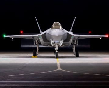 Tre nye F-35-kampfly tar av fra Lockheed Martins fabrikk ved Fort Worth i Texas, USA før de flyr til Ørlandet flystasjon og blir Luftforsvarets fjerde, femte og sjette F-35 på 132 Luftving. (Foto: Lockheed Martin)