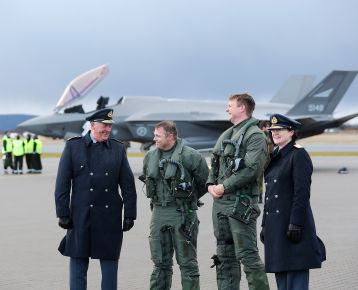 Mottaksseremoni for F-35-kampfly på Ørland flystasjon. Her er de to pilotene Ståle Nymoen og Thomas Harlem sammen med Hans Majestet Kong Harald og sjef Lutforsvaret Tonje Skinnarland. (Foto: Torbjørn Kjosvold/Forsvaret)