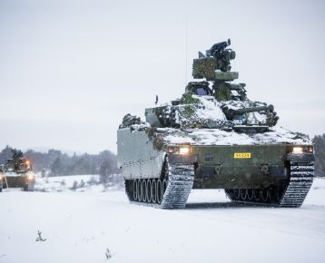 CV90 stormpanservogn fra Telemark Bataljon kjører på vei i Tolga under Trident Juncture. (Foto: Fredrik Ringnes/Forsvaret)