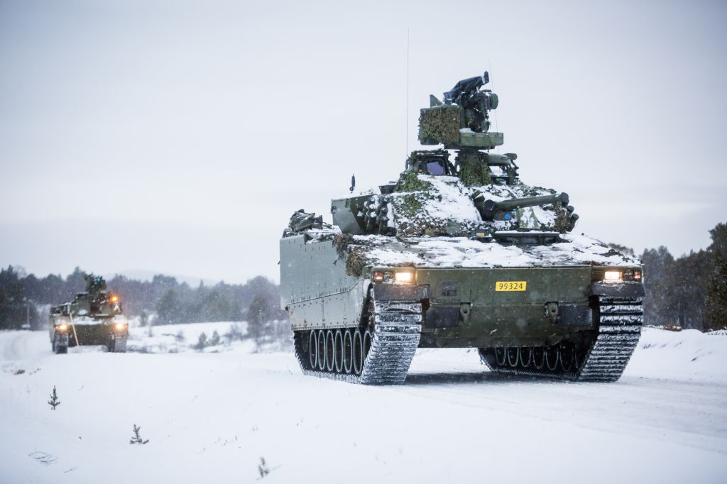 CV90 stormpanservogn fra Telemark Bataljon kjører på vei i Tolga under Trident Juncture. (Foto: Fredrik Ringnes/Forsvaret)