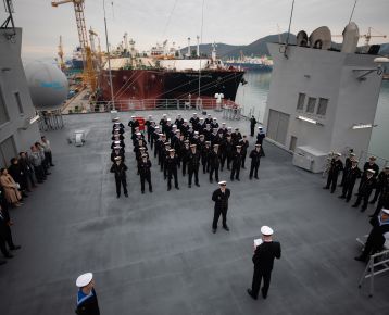 Oppstilling på dekk under overtagelsen av KNM «Maud». (Foto: Marius Vågenes Villanger/Forsvaret)