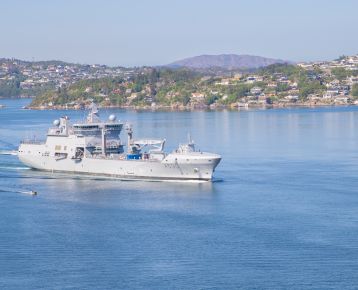 KNM «Maud» legger fra kai på Haakonsvern for å bli døpt i Bergen. (Foto: Jacob Østheim/Forsvaret)