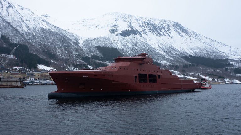 Skroget til kystvaktskipet KV Bjørnøya ankommer Vard Langsten for utrusting