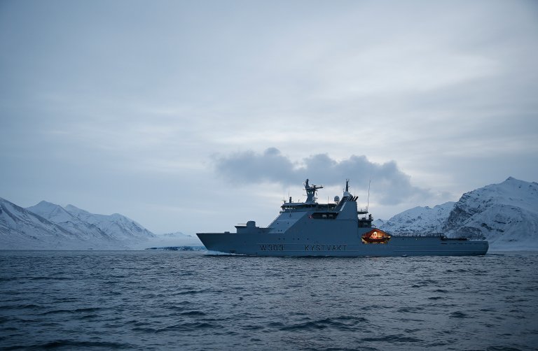 2014-11-05-kystvaktskipet-KVsvalbard-Forsvaret