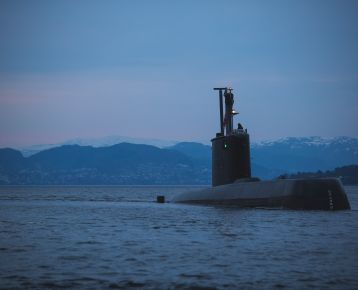 Ubåten KNM Utvær seiler i en fjord utenfor Bergen. (Foto: Mats Grimsæth)